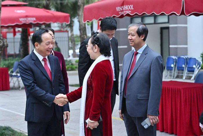 Ủy viên Bộ Chính trị, Bí thư Trung ương Đảng, Trưởng ban Tuyên giáo và Dân vận Trung ương Trịnh Văn Quyết tham gia bỏ phiếu tại Khu vực bỏ phiếu số 16, phường Đại Mỗ, Hà Nội