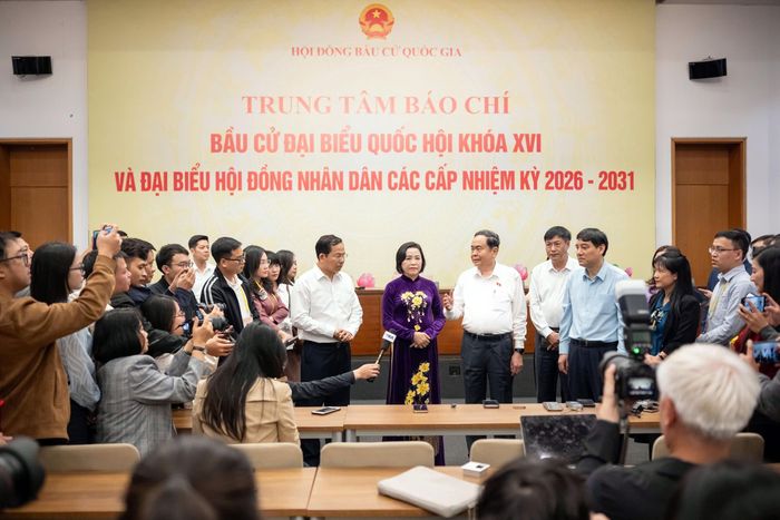 Chủ tịch Quốc hội Trần Thanh Mẫn thăm, động viên cán bộ Văn phòng Hội đồng Bầu cử quốc gia và phóng viên báo chí tại Nhà Quốc hội. Ảnh: Phạm Thắng