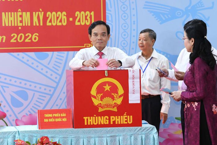 Bí thư Thành ủy TP. Hồ Chí Minh Trần Lưu Quang thực hiện quyền bầu cử tại Khu vực bỏ phiếu số 14, xã Hóc Môn, TP. Hồ Chí Minh. Ảnh Lâm Hiển