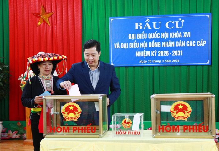 Bí thư Tỉnh ủy Dương Quốc Huy thực hiện quyền bầu cử tại khu vực bỏ phiếu