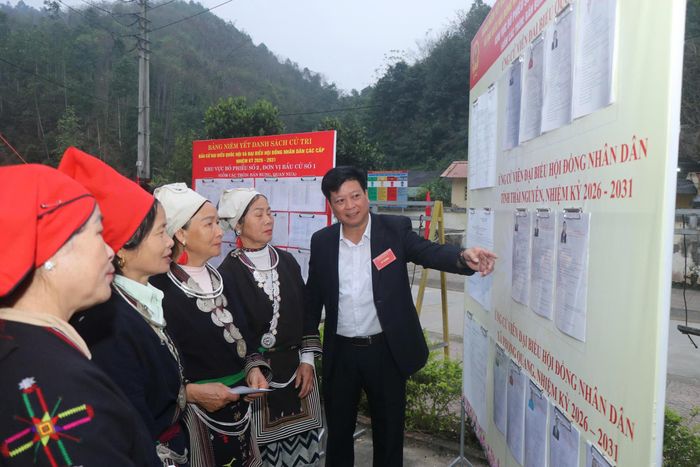 Tại Khu vực bầu cử số 2, xã Phong Quang, gần 600 cử tri, chủ yếu là đồng bào dân tộc Dao có mặt từ sớm để tham gia bỏ phiếu