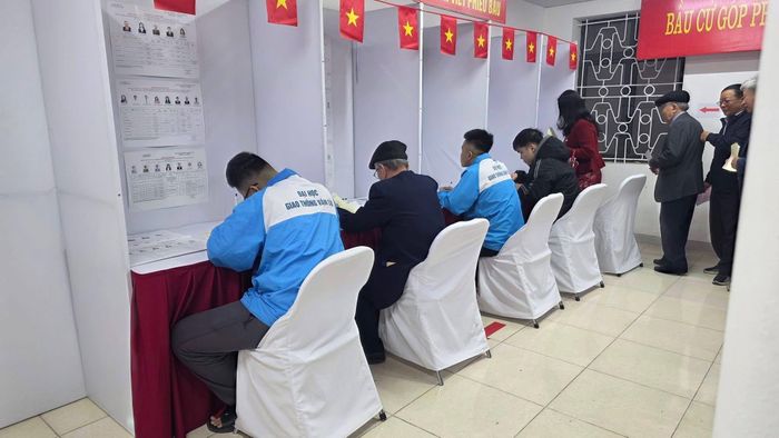 Đông đảo người dân và sinh viên tiến hành tham gia bầu cử. Ảnh: Phương Anh