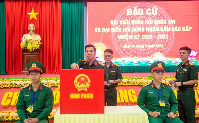 Tại Tổ bầu cử số 38 ở Bộ CHQS tỉnh Đồng Nai, hàng trăm CBCS lực lượng vũ trang tỉnh thực hiện việc bỏ phiếu bầu cử đại biểu Quốc hội và HĐND các cấp khóa mới