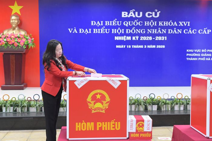 Bí thư Đảng ủy, Tổng biên tập Báo Đại biểu Nhân dân Phạm Thị Thanh Huyền tham gia bỏ phiếu tại khu vực bỏ phiếu số 8, 9 – Trường Tiểu học Kim Đồng, phường Giảng Võ
