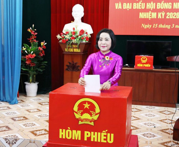 Phó Chủ tịch Quốc hội Nguyễn Thị Thanh thực hiện quyền bầu cử tại Khu vực bỏ phiếu số 7, Nhà văn hóa Phố 3, phường Đông Thành, Ninh Bình