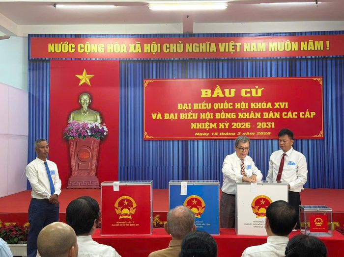 Tổ bầu cử kiểm tra, niêm phong hòm phiếu trước khi tiến hành bỏ phiếu