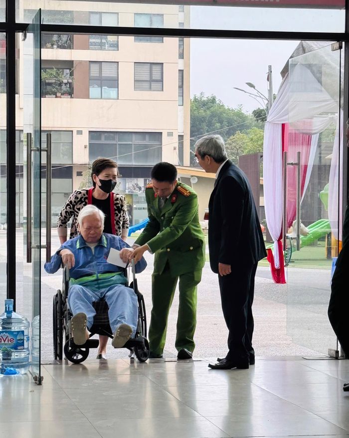 Trung tá Bùi Trường Giang, cán bộ Công an Phường Việt Hưng giúp đỡ cử tri di chuyển tới khu vực bỏ phiếu số 18 phường Việt Hưng