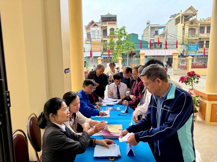 Tại các điểm bỏ phiếu trên địa bàn tỉnh Ninh Bình, công tác tổ chức được triển khai chặt chẽ, đúng quy định