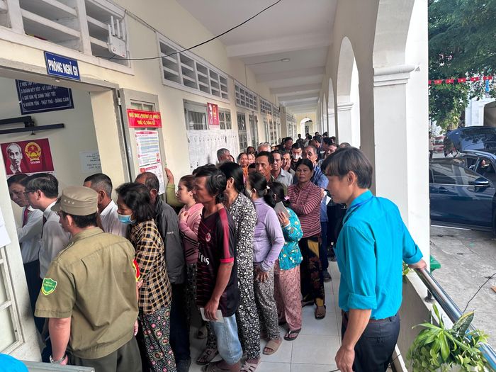 Từ sáng sớm, cử tri phường Phú Lợi nô nức đi bầu cử