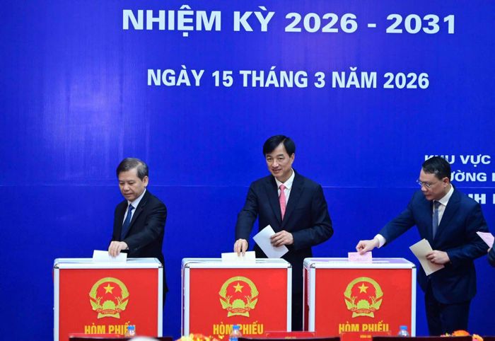Bí thư Thành ủy Hà Nội Nguyễn Duy Ngọc bỏ phiếu tại khu vực bỏ phiếu số 2 thuộc Tổ bầu cử số 2 phường Ba Đình. Ảnh: Quang Phong