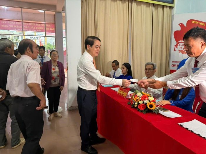 Bí thư Tỉnh ủy Khánh Hòa Nghiêm Xuân Thành nhận phiếu bầu tại khu vực bỏ phiếu