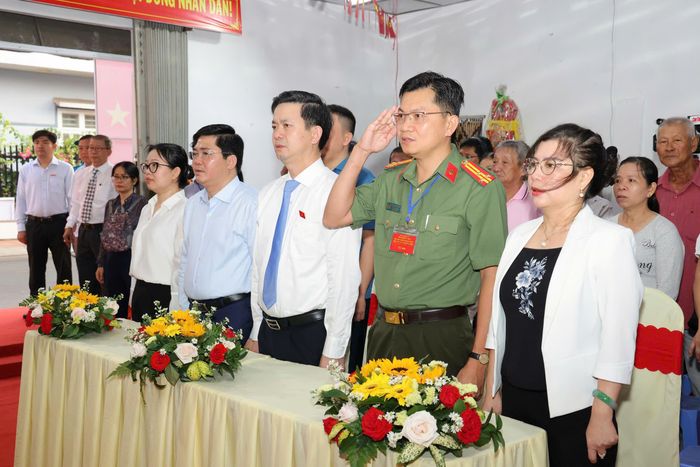 Bí thư Thành ủy TP. Cần Thơ Lê Quang Tùng cùng các cử tri thực hiện nghi lễ chào cờ. Ảnh: Vũ Châu