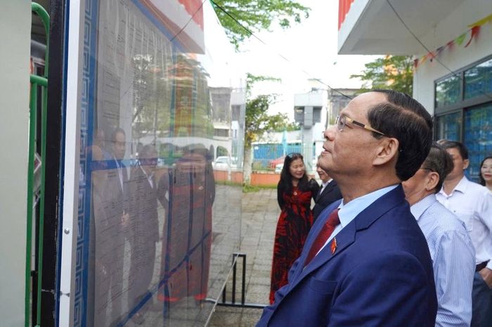 Phó Chủ tịch Quốc hội, Thượng tướng Trần Quang Phương kiểm tra việc niêm yết danh sách người ứng cử tại Tổ bầu cử số 7