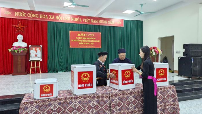 Đại diện cử tri là người có uy tín trong cộng đồng và thành viên tổ bầu cử kiểm tra, niêm phong hòm phiếu
