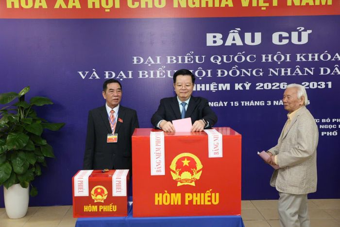 Phó Thủ tướng Chính phủ Mai Văn Chính bỏ phiếu bầu cử tại Khu vực bỏ phiếu số 21, phường Ngọc Hà, Hà Nội