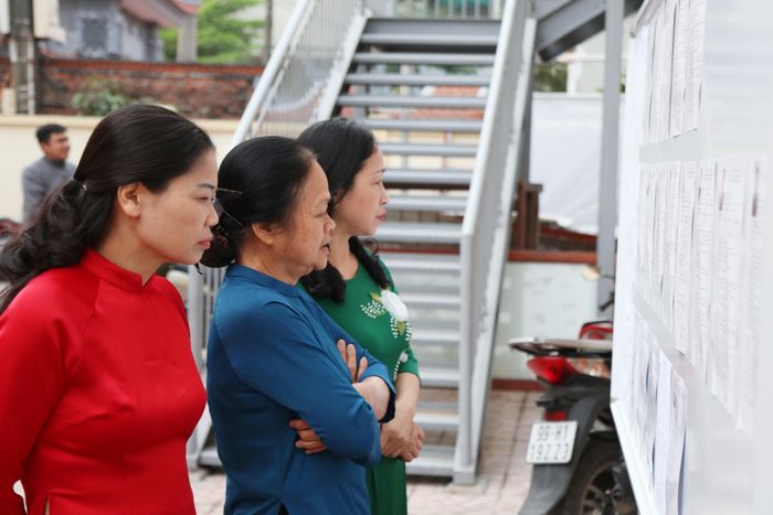 Cử tri có mặt từ sớm chờ bầu cử