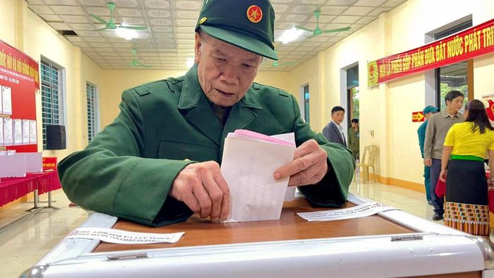 Cử tri cao tuổi bỏ phiếu