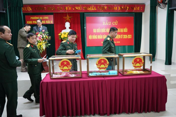 Các đại biểu thực hiện quyền bầu cử tại Nhà văn hóa khu phố Hồng Hải 8, phường Hạ Long, Quảng Ninh