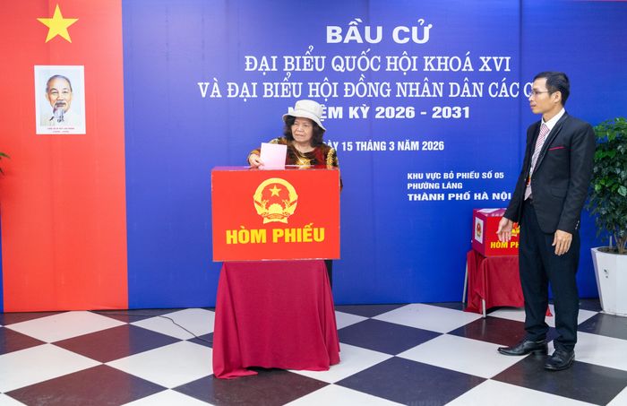 Cử tri thực hiện quyền bầu cử. Ảnh: Mạnh Hưng