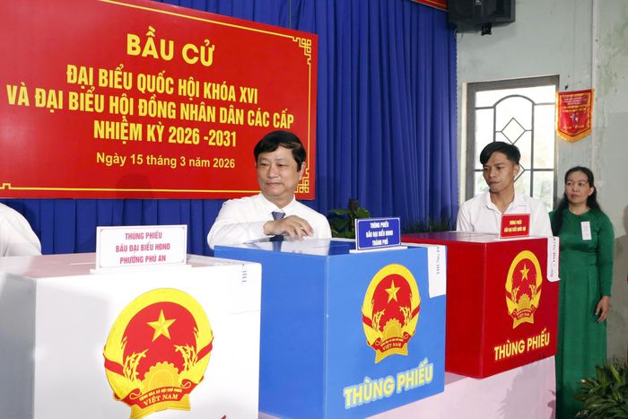 Chủ tịch HĐND TP. Hồ Chí Minh Võ Văn Minh bỏ phiếu bầu tại điểm bỏ phiếu Văn phòng khu phố Phú Thuận, phường Phú An, TP. Hồ Chí Minh. Ảnh: Văn Dũng