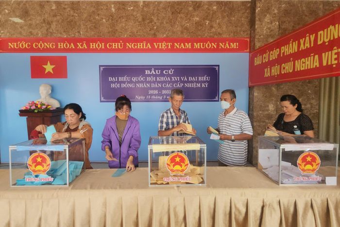 Cử tri lần lượt bỏ phiếu bầu đại biểu HĐND xã, HĐND tỉnh và ĐBQH