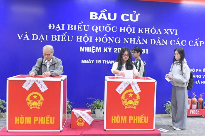 Cử tri phường Giảng Võ tham gia bỏ phiếu