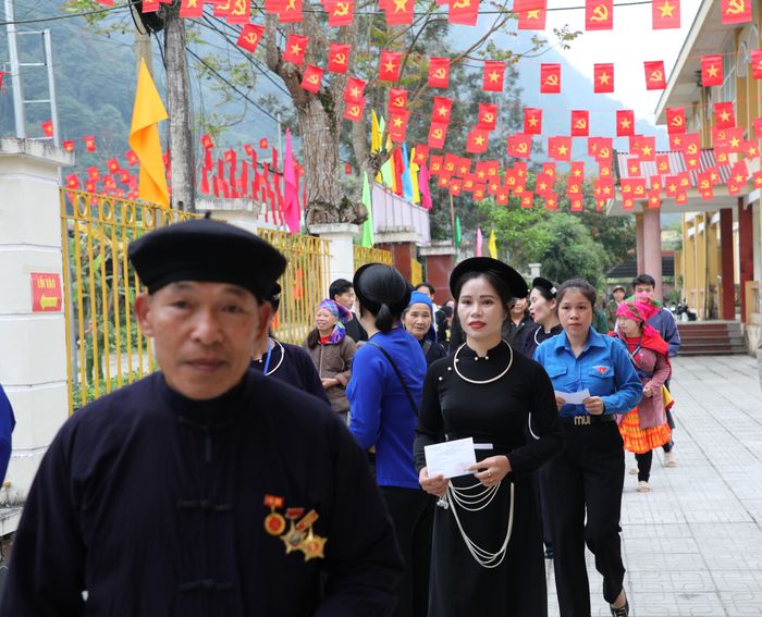 Cử tri xã Trường Hà hồ hởi, phấn khởi thực hiện quyền công dân