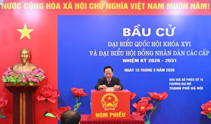 Trưởng Ban Tuyên giáo và Dân vận Trung ương Trịnh Văn Quyết là cử tri đầu tiên bỏ phiếu tại khu vực bỏ phiếu số 16, phường Đại Mỗ, TP. Hà Nội