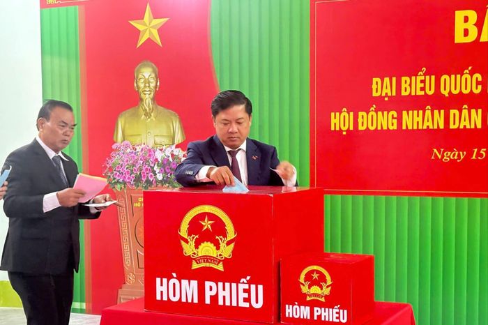 Bí thư Tỉnh ủy Đắk Lắk Lương Nguyễn Minh Triết thực hiện quyền bầu cử tại khu vực bỏ phiếu