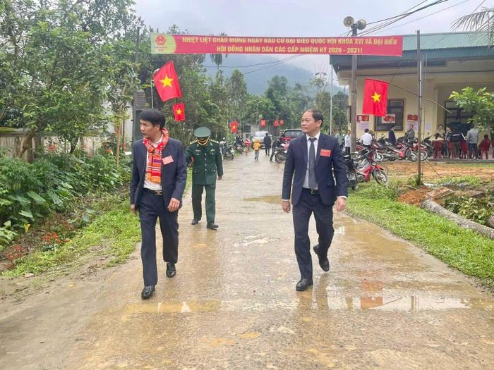 Lãnh đạo địa phương kiểm tra công tác tổ chức bầu cử tại một điểm bỏ phiếu trên địa bàn xã Sơn Lâm