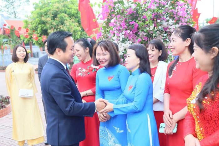 Ủy viên Trung ương Đảng, Phó Bí thư Tỉnh ủy, Chủ tịch UBND tỉnh Phạm Quang Ngọc trò chuyện cùng các cử tri và đại biểu tại khu vực bỏ phiếu