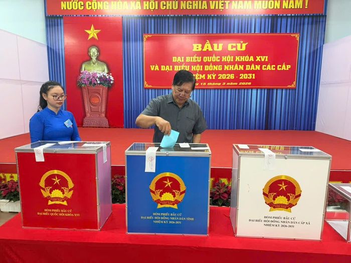 Cử tri thực hiện quyền bầu cử