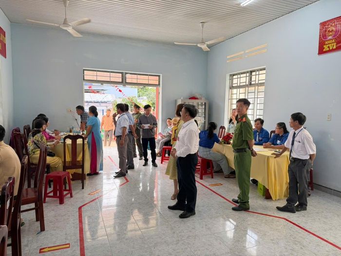 Không khí rộn ràng tại Khu vực bỏ phiếu số 5, xã Nam Cam Ranh trong ngày hội bầu cử