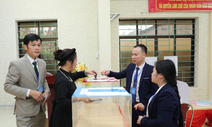 Đại diện ban bầu cử xã Trường Hà tiến hành niêm phong, đóng dấu hòm phiếu
