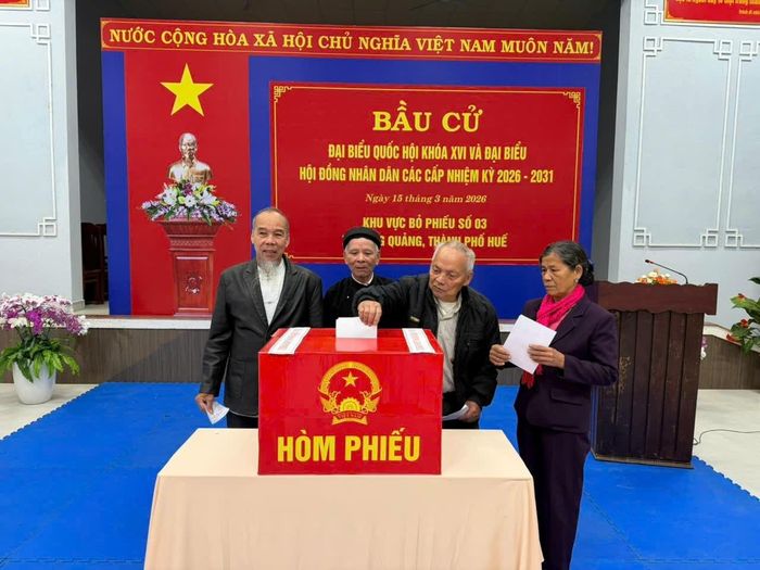 Từ sớm, cử tri TP. Huế đã đi bỏ phiếu