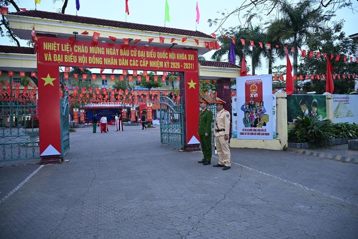 Lực lượng công an có mặt từ sớm để bảo đảm an ninh cho ngày bầu cử. Ảnh: Trần Thu