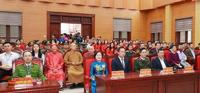 Bí thư Tỉnh ủy Nguyễn Hữu Nghĩa và các đại biểu dự lễ khai mạc tại Khu vực bỏ phiếu số 14, Đơn vị bầu cử số 4, tổ dân phố Yên Tập (phường Mỹ Hào)