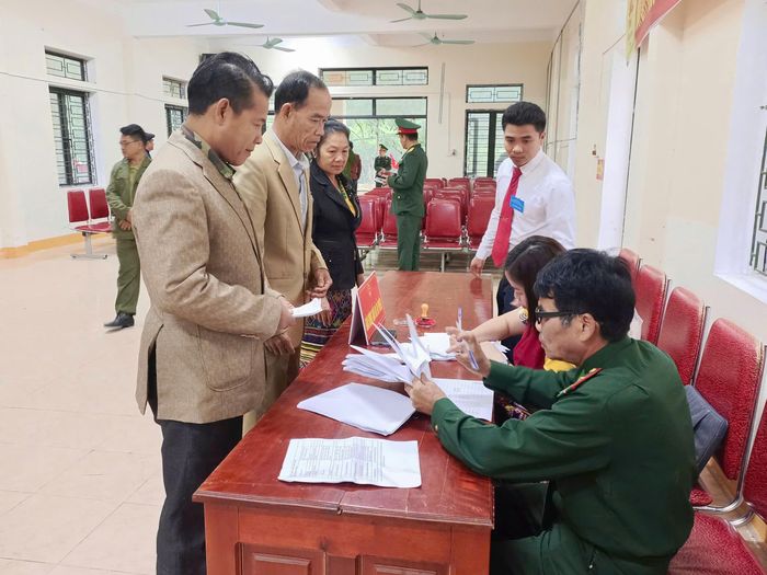 Cử tri làm thủ tục nhận phiếu. Ảnh: H.P