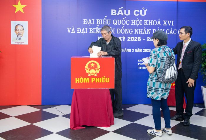 Cử tri thực hiện quyền bầu cử Ảnh: Mạnh Hưng