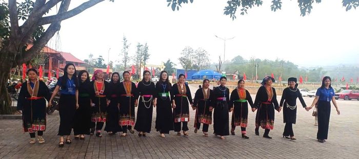 Cử tri xã Phú Đình rạng rỡ trong những bộ trang phục dân tộc truyền thống đến khu vực bỏ phiếu từ sớm