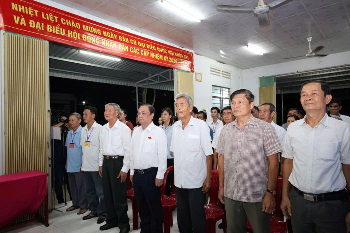 Phó Chủ tịch Quốc hội Lê Minh Hoan và các đại biểu tại Tổ bầu cử số 16, Phường Cao Lãnh, tỉnh Đồng Tháp