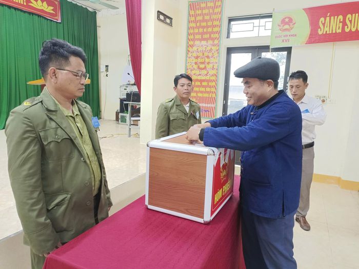 Ông Lương Công Cần - người có uy tín tại bản Thanh Dương tham gia bỏ phiếu