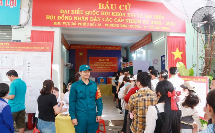Từ sáng sớm, rất đông cử tri là công nhân, người lao động sinh sống và làm việc tại phường Bình Dương xếp hàng đi bỏ phiếu bầu ĐBQH và HĐND các cấp khóa mới. Ảnh: Văn Dũng