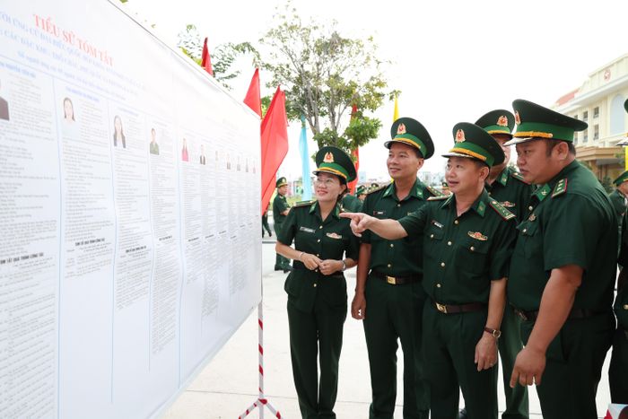 Các cử tri nghiên cứu tiểu sử tóm tắt các ứng cử viên trước khi bầu cử. Ảnh: Tuấn Kiệt