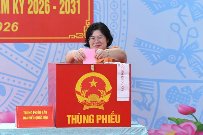 Phó Bí thư Thành ủy TP. Hồ Chí Minh Văn Thị Bạch Tuyết thực hiện quyền bầu cử tại Khu vực bỏ phiếu số 14, xã Hóc Môn, TP. Hồ Chí Minh. Ảnh Lâm Hiển