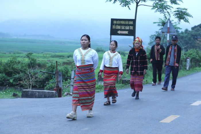 Cử tri bản Rào Tre, thôn 1 Hương Liên, xã Phúc Trạch dậy sớm đi bầu cử