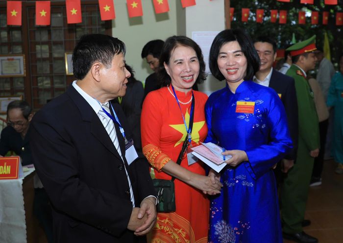Chủ tịch HĐND thành phố Phùng Thị Hồng Hà trao đổi với các cử tri tại nơi cư trú