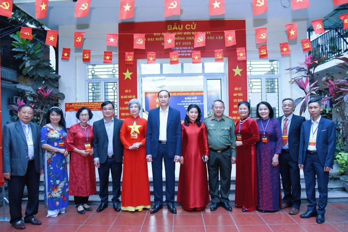 Phó Bí thư Đảng ủy Quốc hội, Phó Bí thư Đảng ủy các cơ quan tham mưu, giúp việc của Đảng ủy Quốc hội Phùng Khánh Tài cùng các đại biểu đến khu vực bỏ phiếu số 19, phường Thanh Xuân, Hà Nội thực hiện quyền bầu cử và dự lễ khai mạc cuộc bầu cử. Ảnh: Xuân Quý