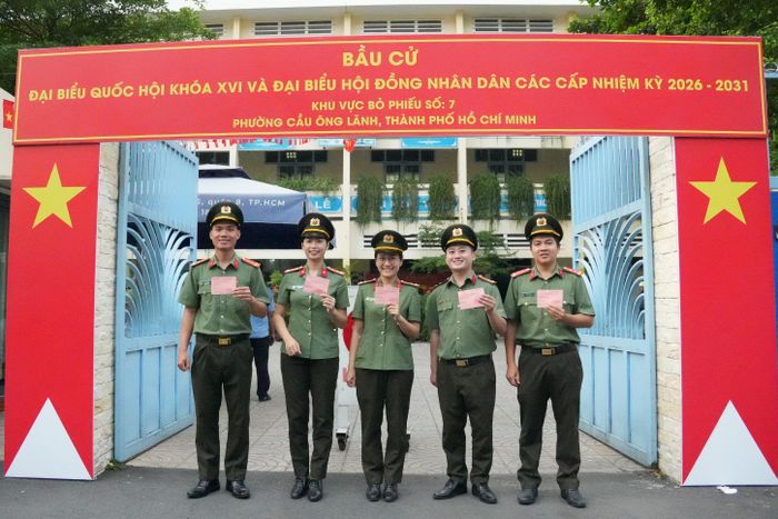 Cán bộ, chiến sĩ Công an TP. Hồ Chí Minh sau khi thực hiện quyền và nghĩa vụ công dân tại khu vực bỏ phiếu