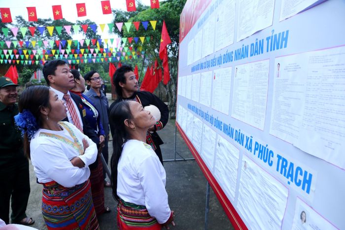 Các cử tri kiểm tra lại thông tin những người ứng cử đại biểu Quốc hộ khóa XVI và đại biểu HĐND các cấp nhiệm kỳ 2026-2031 trước khi bỏ phiếu